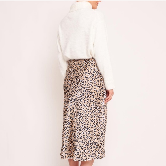 MUST HAVE!✨ Leopard Print Satin Midi Skirt. - Picture 3 of 8
